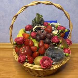 Подарунковий вітальний кошик з полуницею і квітами Святковий